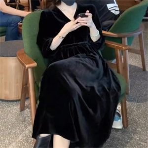 ドレス ロングドレス ワンピース　 パーティドレス ロング ミモレ 袖あり 長袖 Vネック Aライン フレア ベロア フォーマル 可愛い 大人可愛い きれいめ シンプル カジュアル シック コンサバ 上品 おしゃれ お洒落 こなれ感 高見え ラフ 無地 秋 30代 40代 レディース 女性用 ママ デート お出かけ 女子会 お呼ばれ 休日 お茶会 授業参観 二次会 普段使い オルチャン 韓国 ファッション 体型カバー 定番   黒 ブラック 大人カラー モノトーン