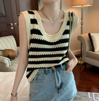 トップス ベスト 袖なし ノースリーブ Uネック ラウンドネック 襟なし ニット サマーニット かわいい シンプル カジュアル おしゃれ お洒落 かっこいい レトロ 大人可愛い 大人女子 ラフ マニッシュ ボーイッシュ スポーティー キュート ガーリー ルーズ 個性的 セクシー 存在感 抜け感 ボーダー シマ 春 夏 10代 20代 レディース 女性用 学生 通学 お出かけ 公園デビュー 女子会 休日 アウトドア 旅行 着回し 普段使い 重ね着 楽ちん ワンサイズ フリーサイズ ゆったり モノトーン