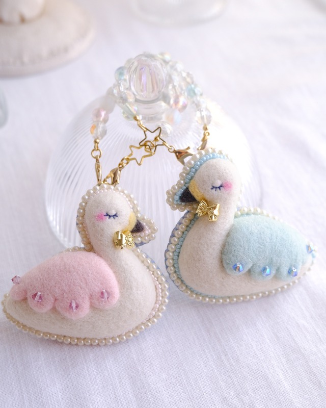 白鳥さん/羊毛刺繍ブローチ＆バッグチャーム