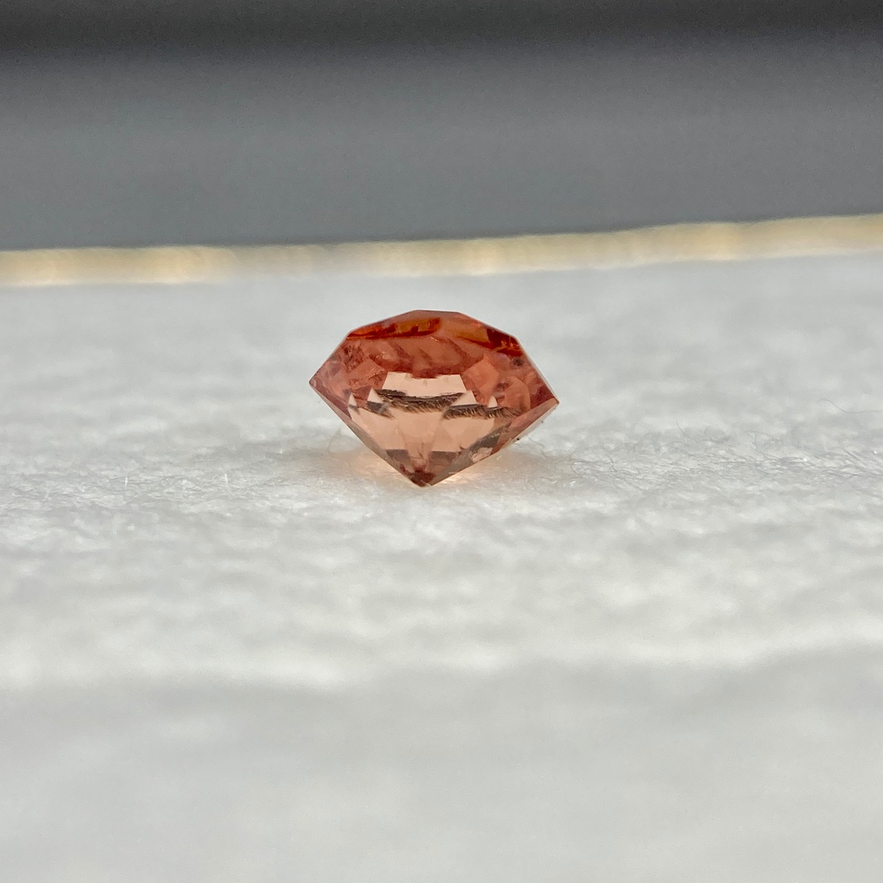 お花みたいなスピネル 訳あってお買い得 オレンジ系 約4.5mm r-0202