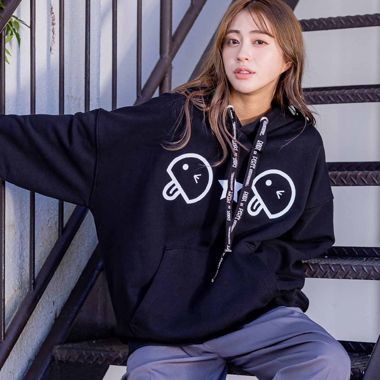 ロゴ紐ベーマークパーカー