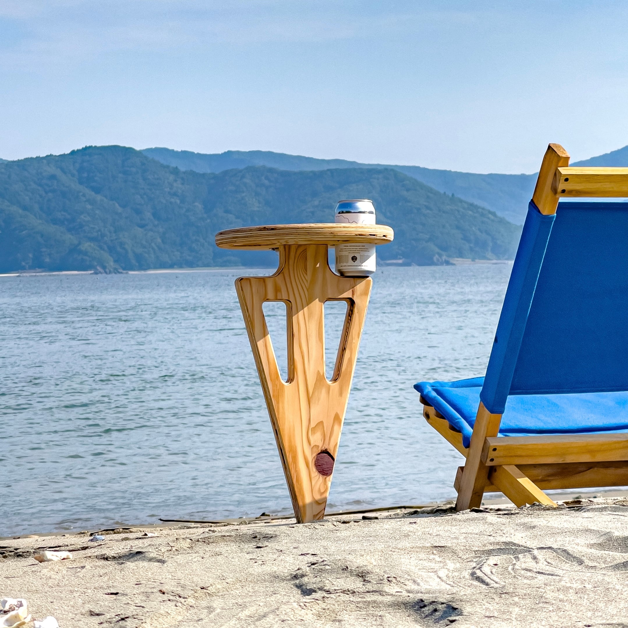 地面に刺して使う、たためるカップホルダー