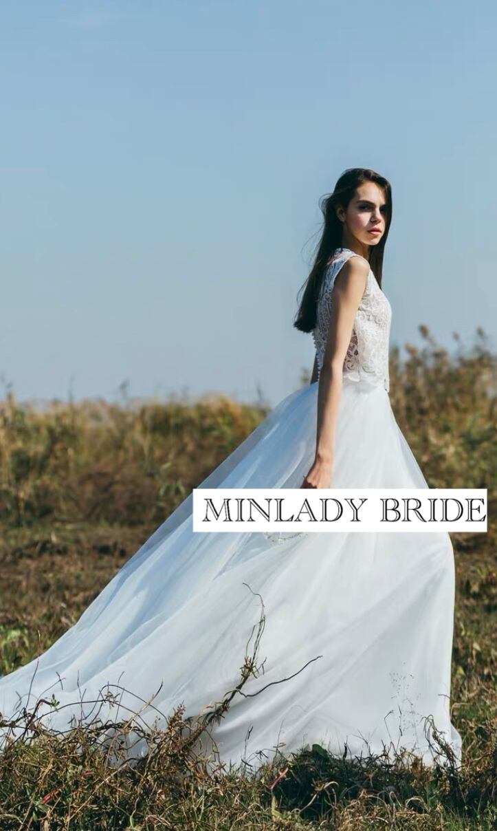 【美品】ホワイト刺繍　ウェディングドレス クラシカル ウエディングドレス ホワイト 可憐な花刺繍のトップス 細