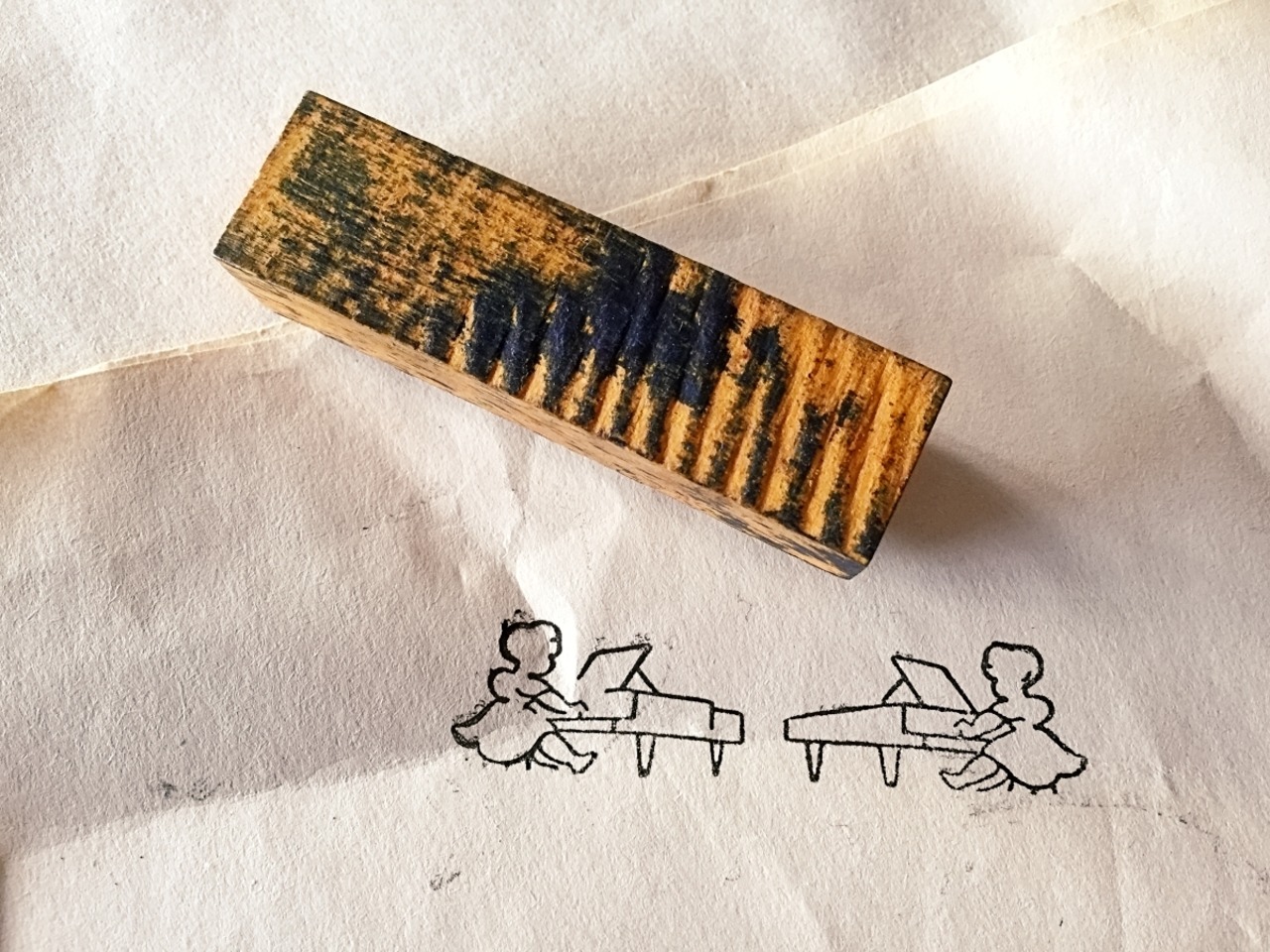 フランス 7c  双子の少女と連弾とメランコリーな木製スタンプ ヴィンテージ