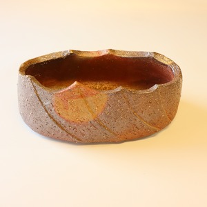 東児の花窯備前焼　ソギ水盤　景色：ゴマ　ヒダスキ　サイズ：縦31cm　横16.5cm　高さ13cm　（底に石ハゼ）