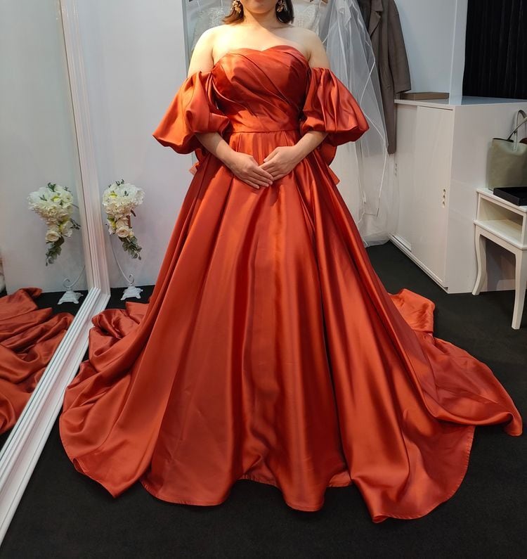 テラコッタ色 カラードレス 華やかなトレーン 滑らか 花嫁  