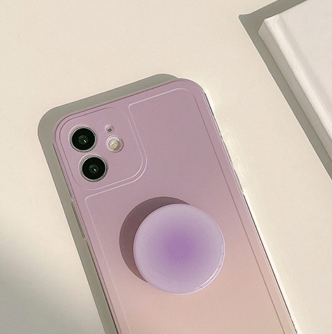 淡いグラデーションが美しい ハンドグリップ付き ラベンダー iphone