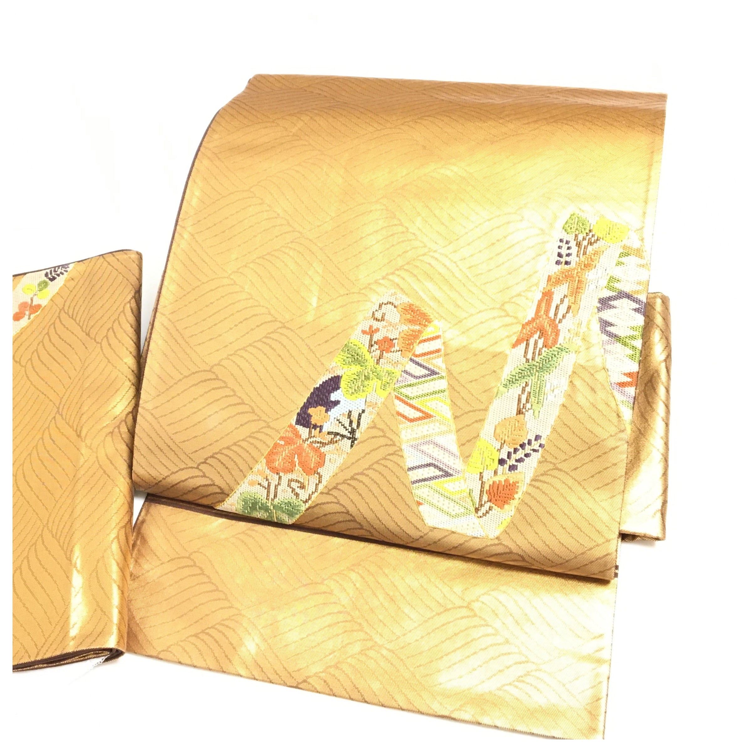正絹 作り帯 二部式 二重太鼓 袋帯 金茶から若草色へ 四季折々の草花 正絹 作り帯 二部式 二重太鼓 袋帯 流麗な熨斗目に咲く四季折々の草花