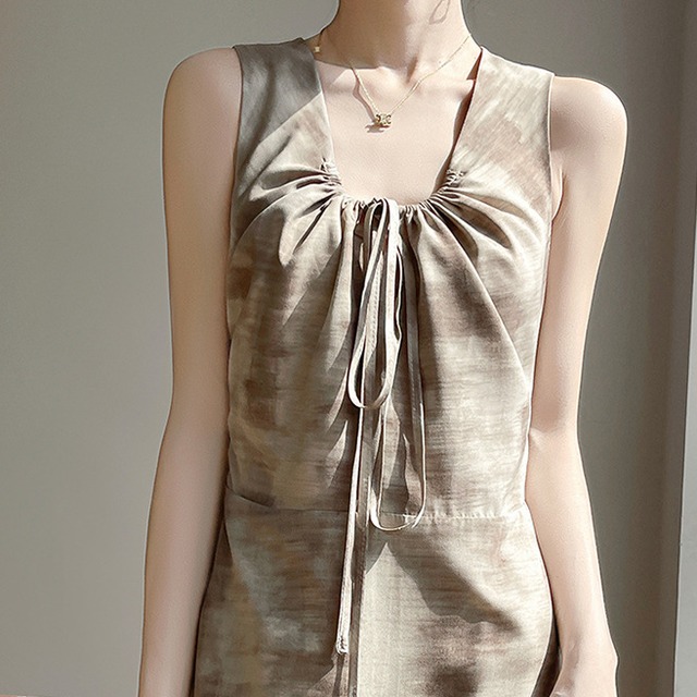 Uネック ノースリーブ ロング ワンピース フレアワンピース 夏 ロング丈 袖なし 腕出し デコルテきれい 鎖骨きれい フレア すっきり 肩だし 肌みせ ドロスト ブラウン 茶色 アースカラー M L XL LL 2XL 3L 大きいサイズ リゾート 旅行 外出 体型カバー 1枚で決まる 普段使い 日常使い 楽ちん 美脚 脚長 華奢見え 真夏 ナチュラル カジュアル クラシカル クラシック レトロ 女っぽ アジアン 華やか 上質 ママ 20代 30代 40代 50代 60代 休日 デート お出かけ