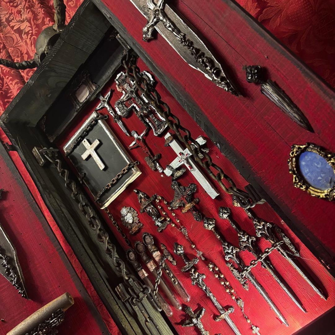 1点限定作品】異端審問官の携行聖遺物箱 | VIRTU MORE