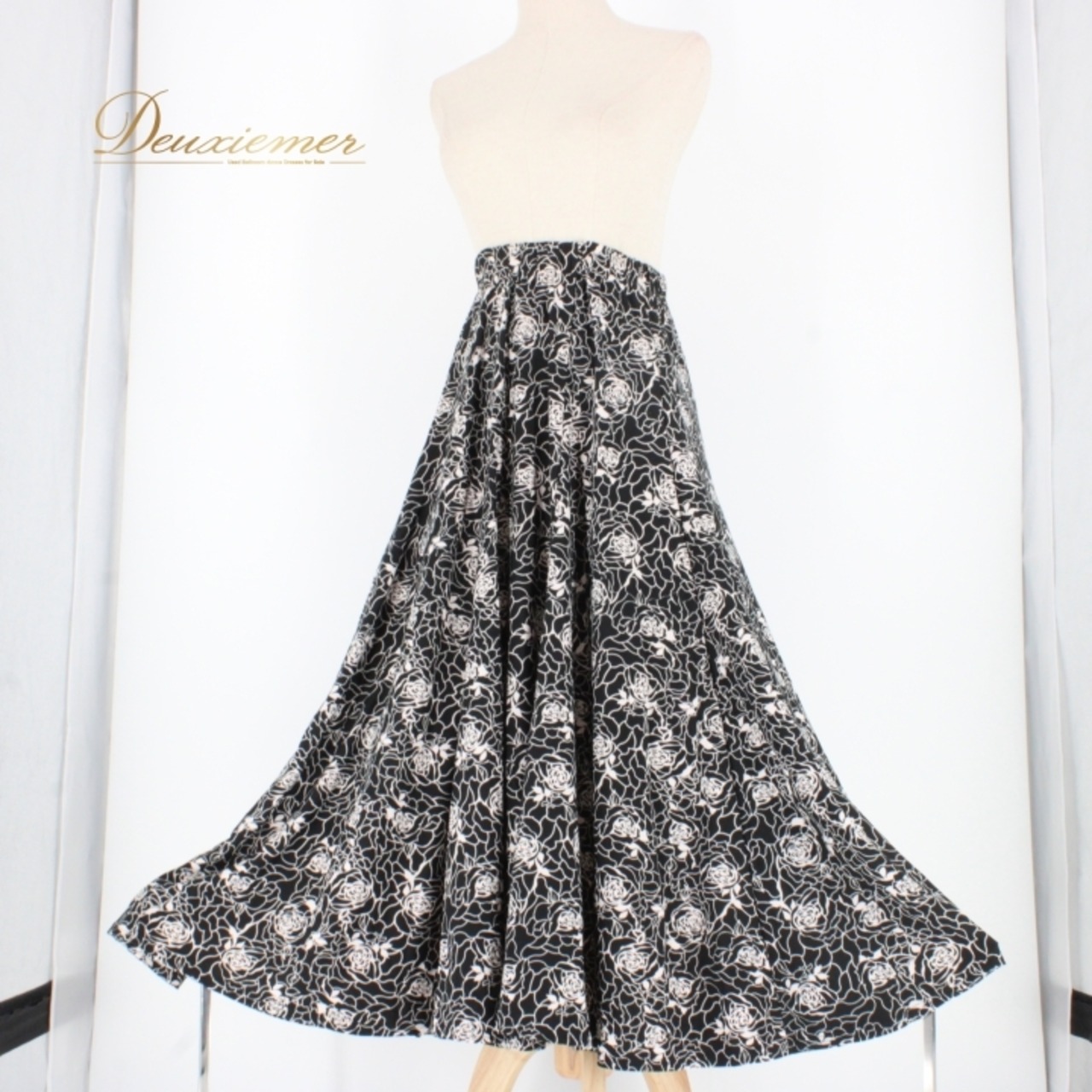 社交ダンス 衣装 スタンダード スカート レッスンウェア ICHIOKU イチオク 黒 花柄 ホワイト系 ブラック系 白 練習着 バイカラー 花柄デザイン エレガント スポーティー ダンスレッスン フェミニン 柔らかい 生地 ストレッチ 柔軟性 軽量 大人用 着心地良い おしゃれ スカートスタイル キュート シルエット 楽ちん 伸縮性あり コーディネート ゆったり感 ストリートスタイル トレンド