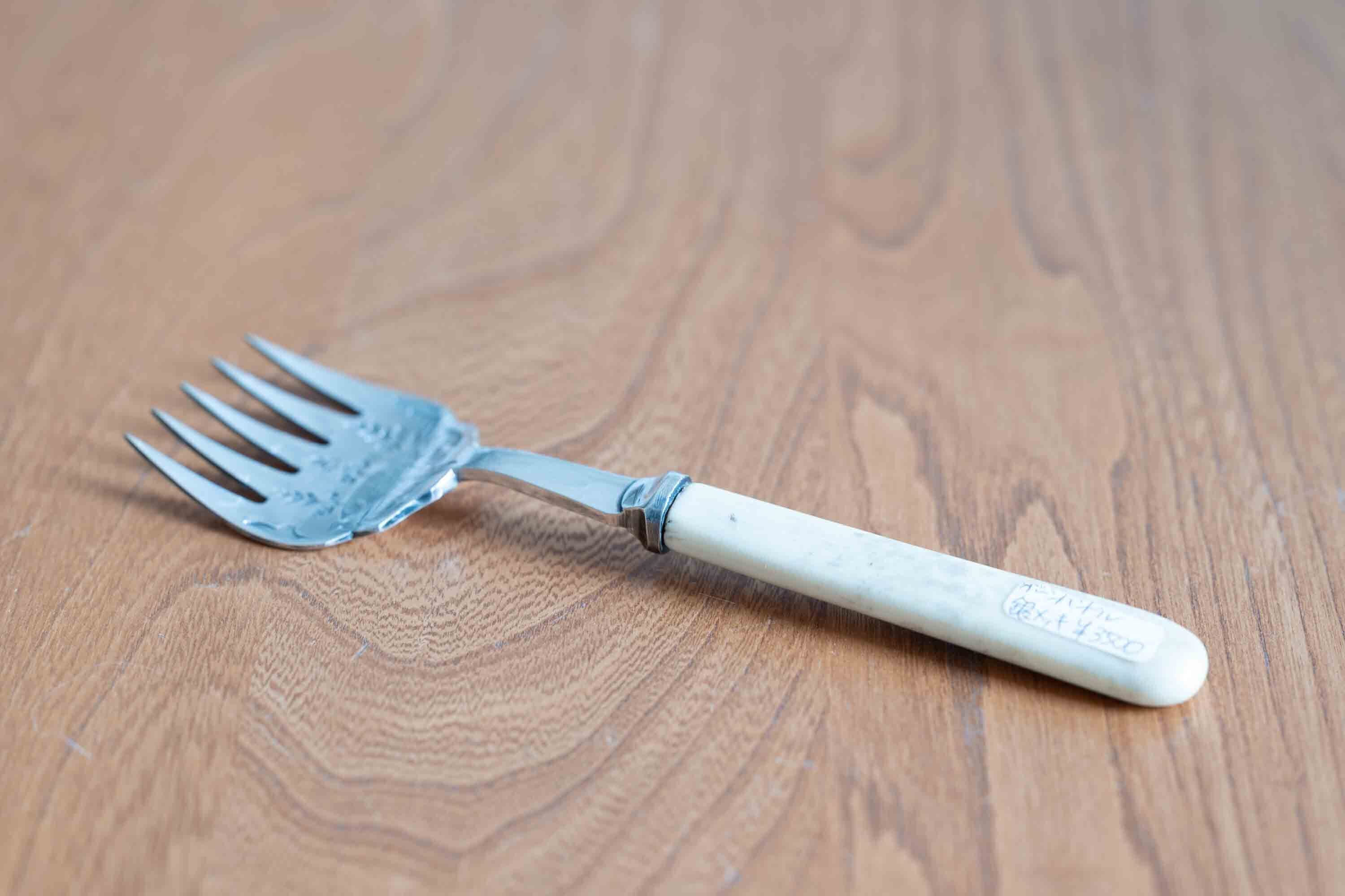 ボーンハンドル(象牙) 銀プレート 魚用フォーク その1