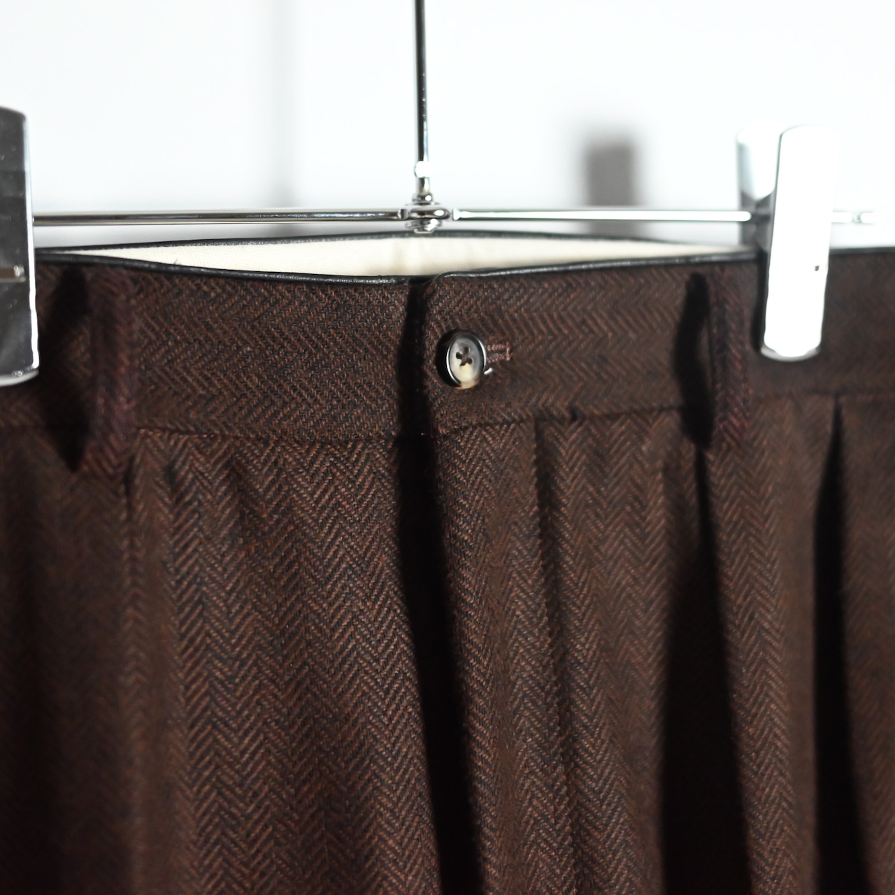 INTERIM / INDIA WOOL CLASSIC HERRINGBONE WITH LEATHER PIPING 2-TUCK STRAIGHT SLACKS