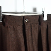 INTERIM / INDIA WOOL CLASSIC HERRINGBONE WITH LEATHER PIPING 2-TUCK STRAIGHT SLACKS