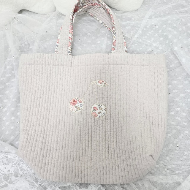 さくらんぼアップリケのトートバッグ　アイボリー