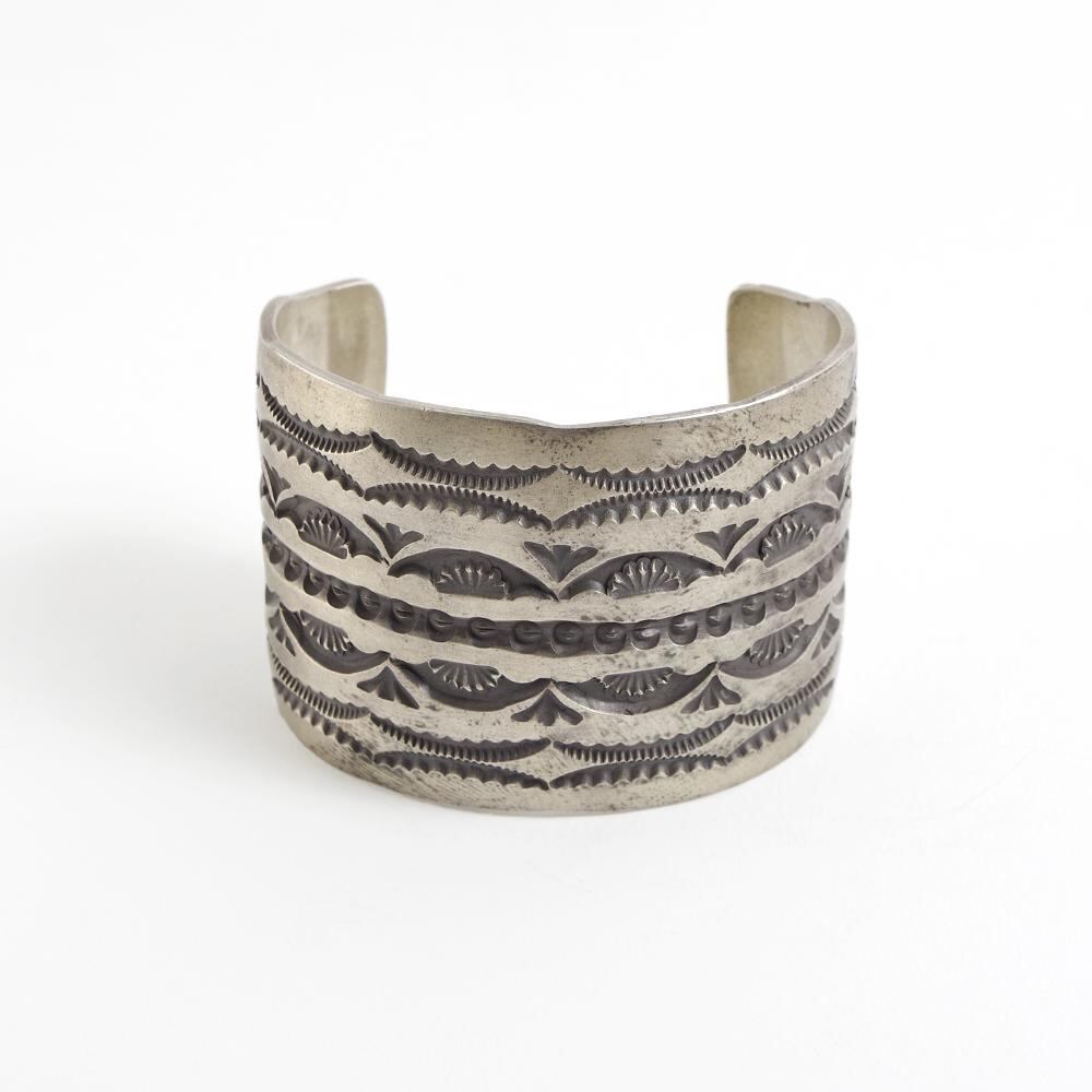 INDIAN JEWELRY インディアンジュエリー】Navajo Stampwork Widebangle
