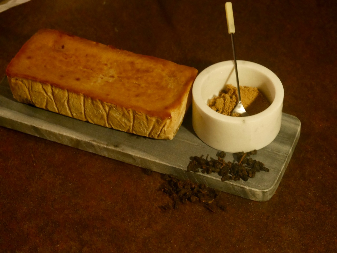 沖縄黒糖×烏龍茶のチーズケーキ