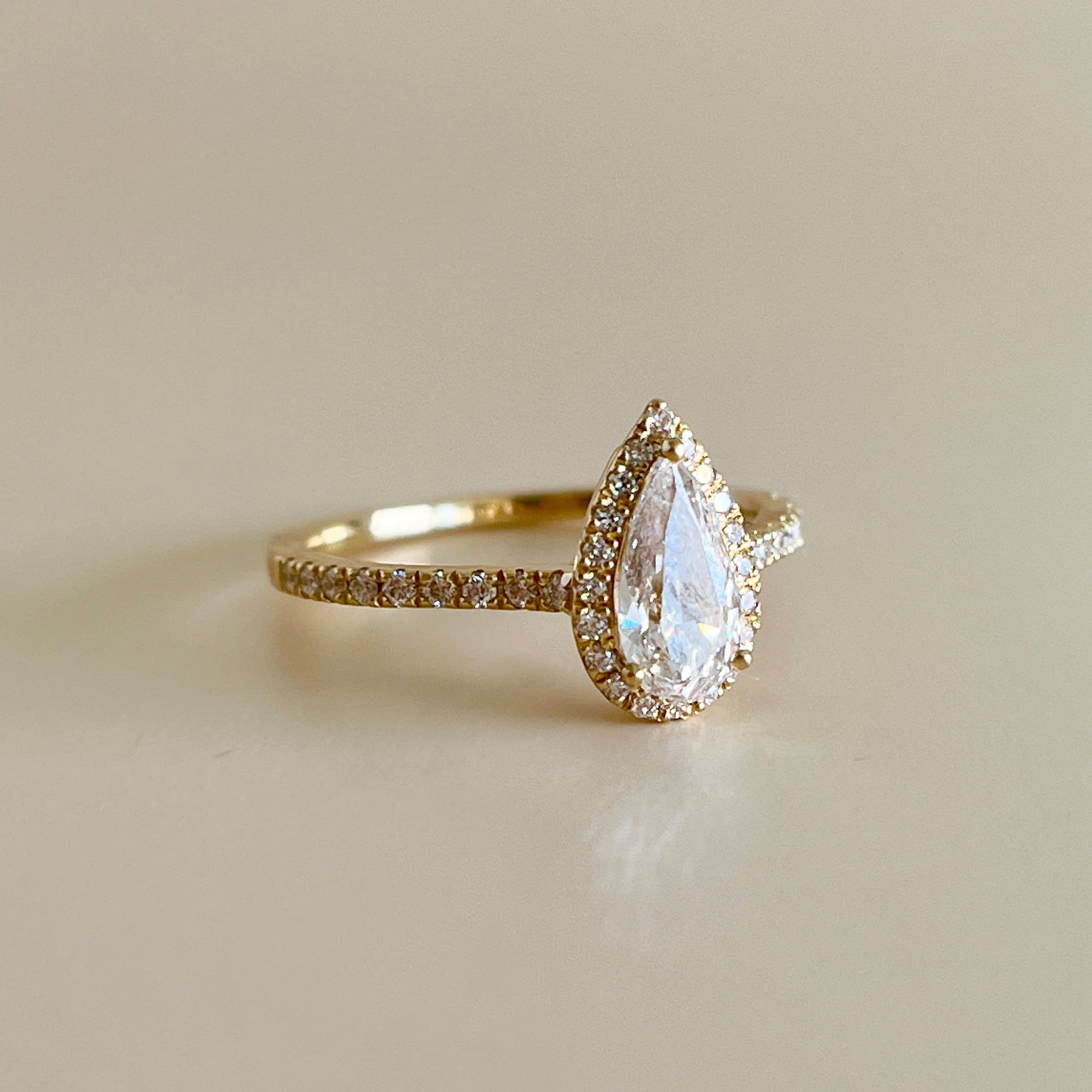 ペアシェイプカット ダイヤモンド リング 0.525 ct K18イエロー