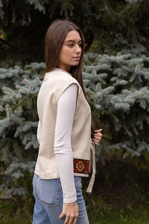 ウクライナ刺繍ヴィシヴァンカベスト 平行縫い　手刺繍　ブラウス　麻　レディース・フリーサイズ