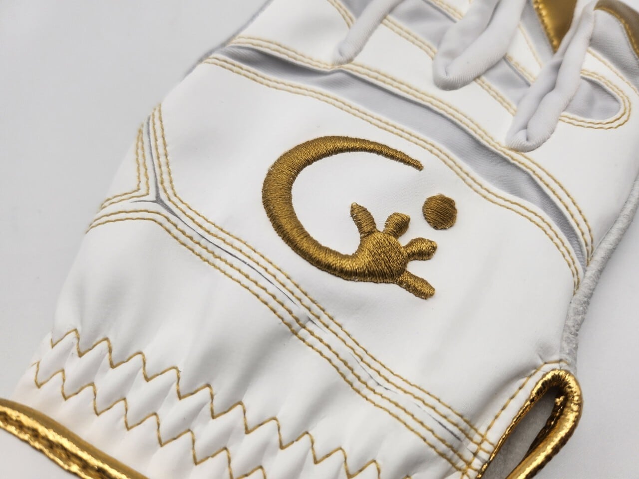 2025年NEWモデル バッティンググラブ ホワイト×ゴールド エンボス加工
