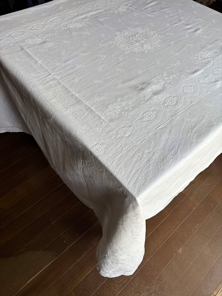 テーブルクロス 大判フレンチリネン 白ダマスク織 モノグラム刺繍