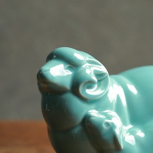 グリーンが美しい、幸せな親子の羊