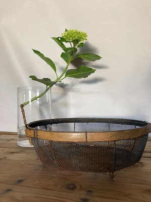 ヴィンテージの脚付きざる