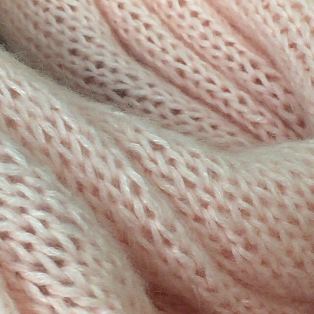 ピンクの花が咲くふんわりニットストール　ウール＆モヘア　 手編み