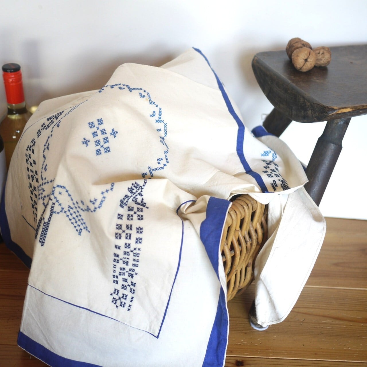 青いクロスステッチエプロン ドイツ