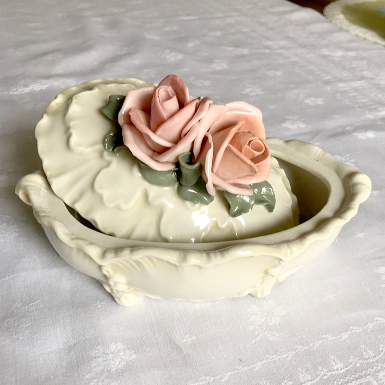 陶器の小物入れ　オーバル バラの細工 　ボンボニエール　11OTd9