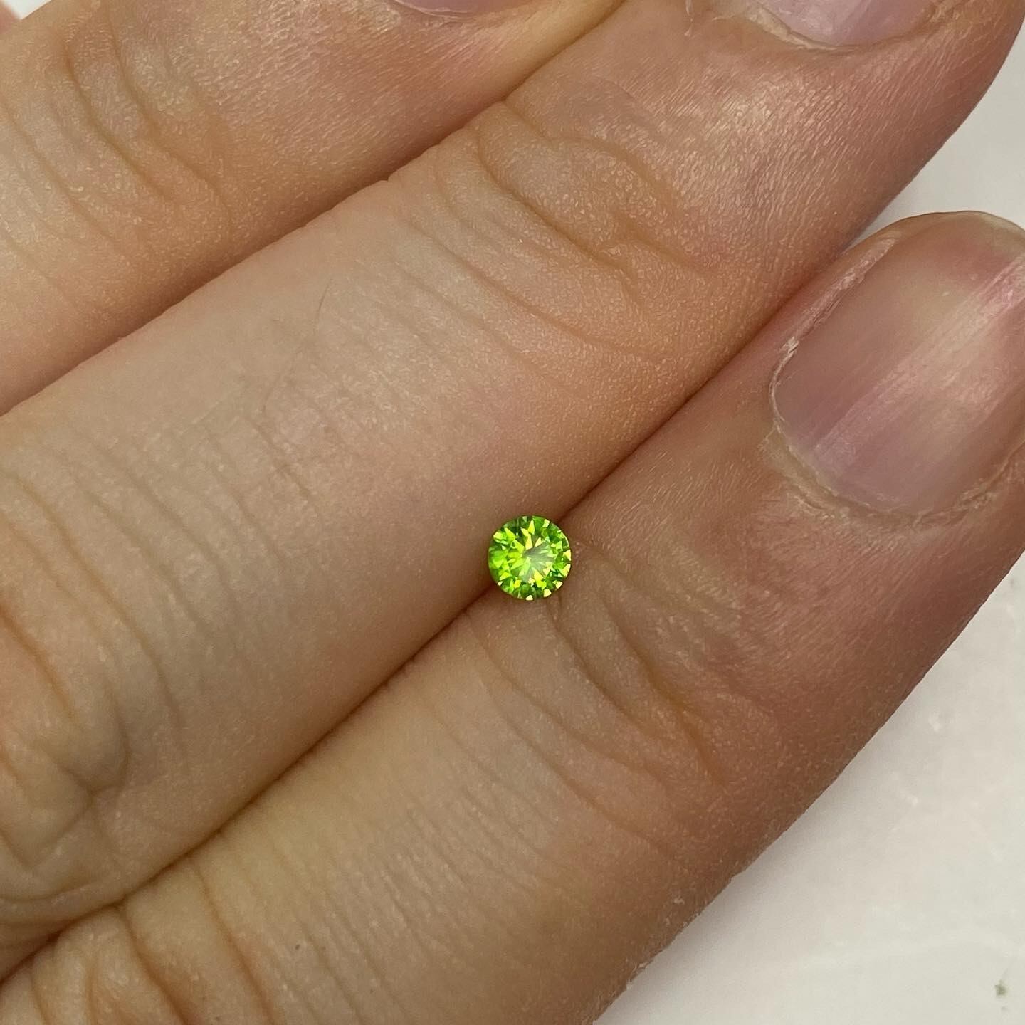 綺麗なホーステール入り ロシア産デマントイドガーネット2