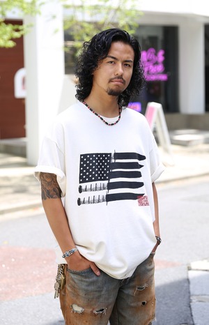 KNIFE FLAG LOGO S/S TEE