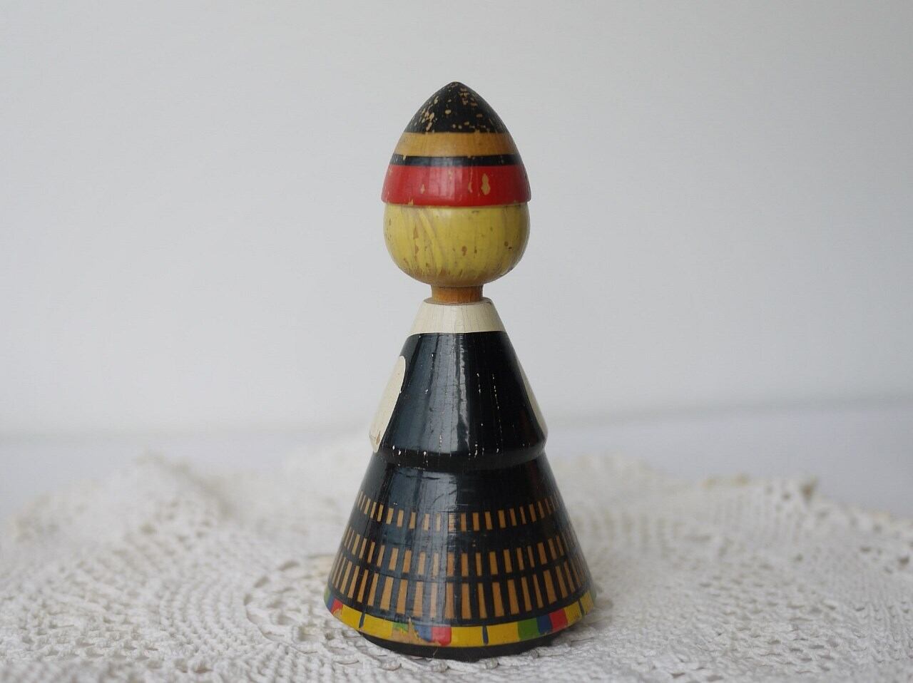 Salvo ヴィンテージ木製人形 民族衣装の女の子 エストニア こりすのパン屋