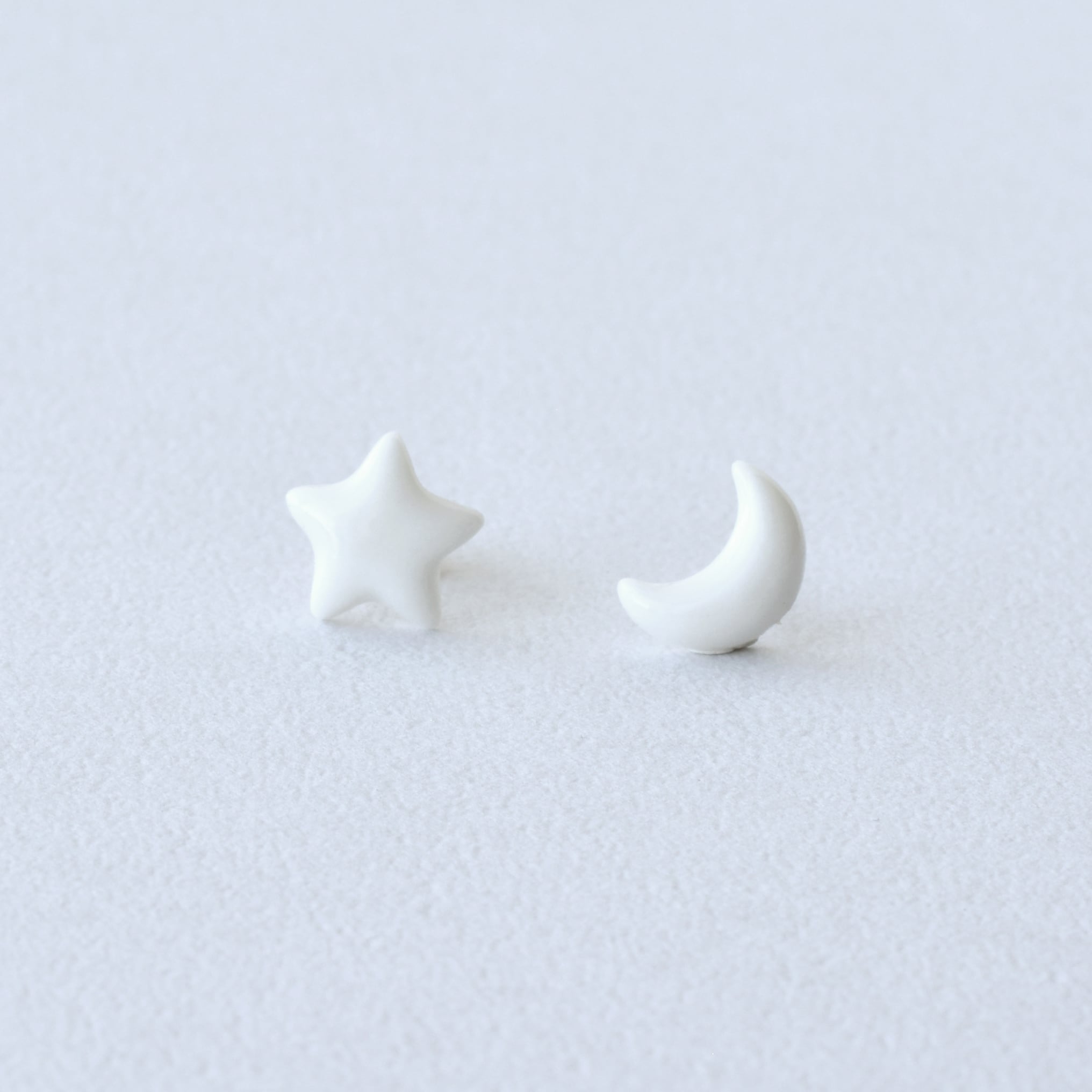 HatoKumo / 白磁の雲ピアス | HatoKumo