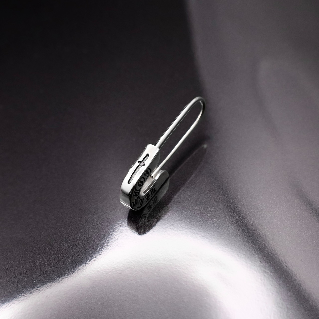 GOTHIC CROSS ENGRAVED SAFETY PIN EARRING with BLACK DIAMOND  / ゴシッククロスセーフティピン・ブラックダイヤモンドピアス