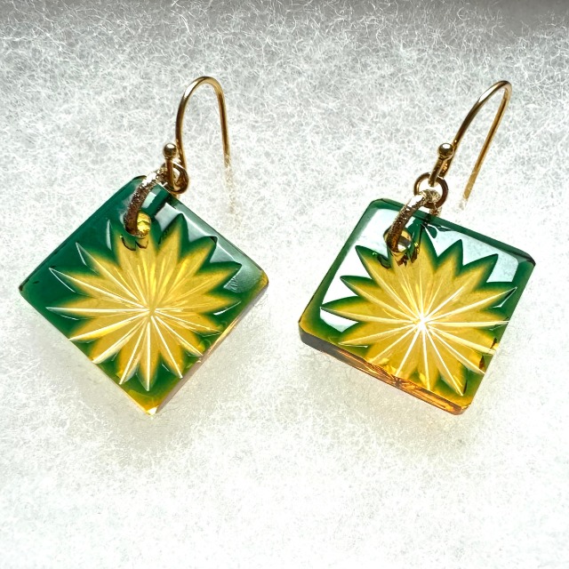 小さなキリコ（ピアス琥珀色緑）