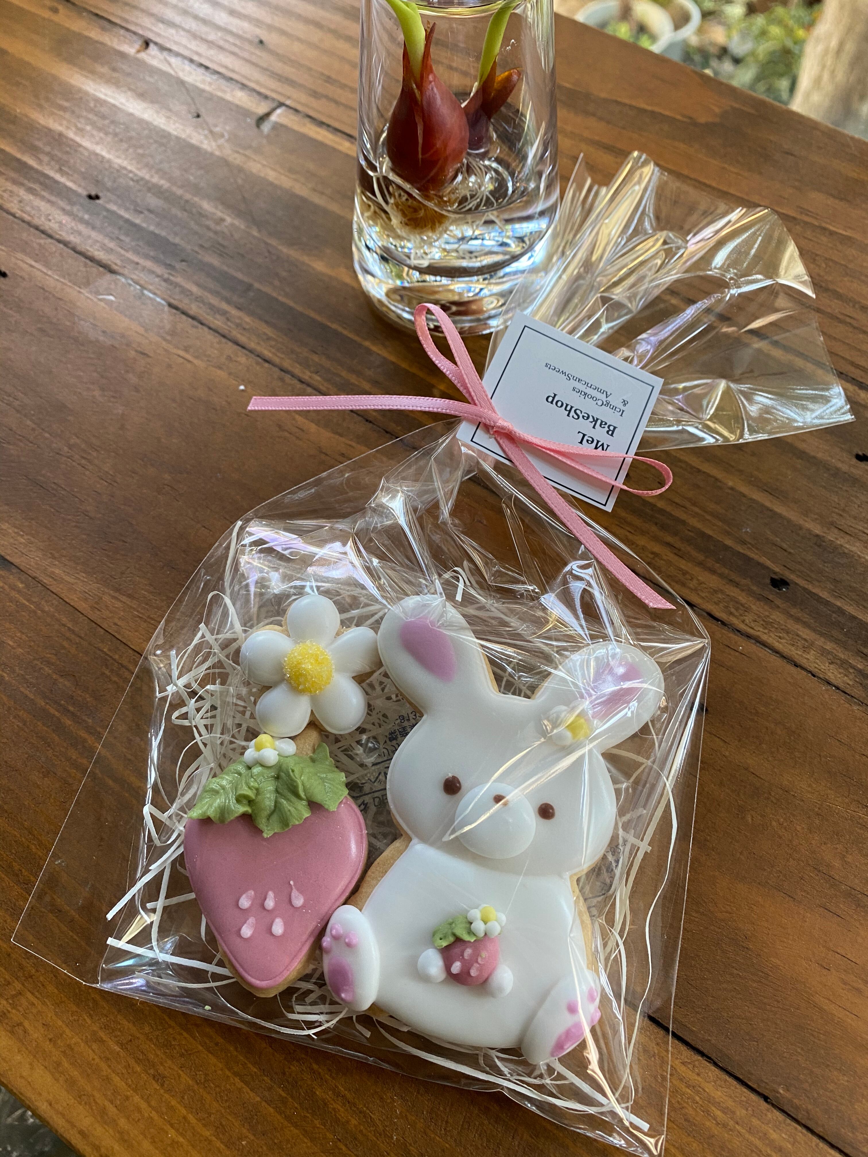 天然色素のアイシングクッキー うさぎといちご Mel Bakeshop 天然色素のアイシングクッキー うさぎといちご Mel Bakeshop