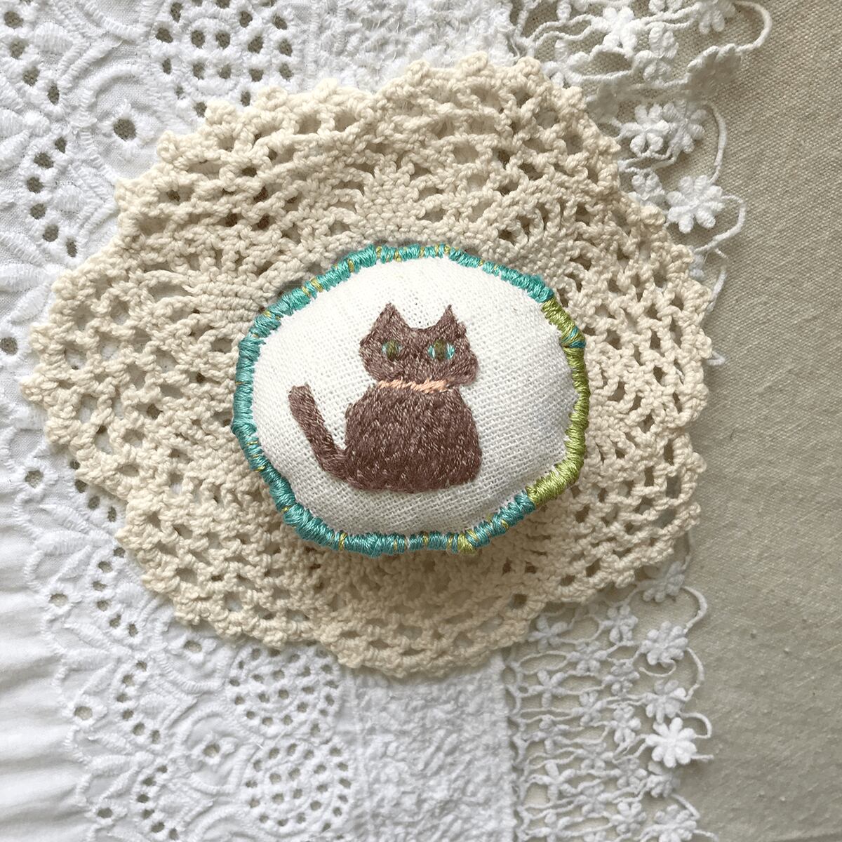 「チョコ色ねこ」刺繍ブローチ:刺繍の森