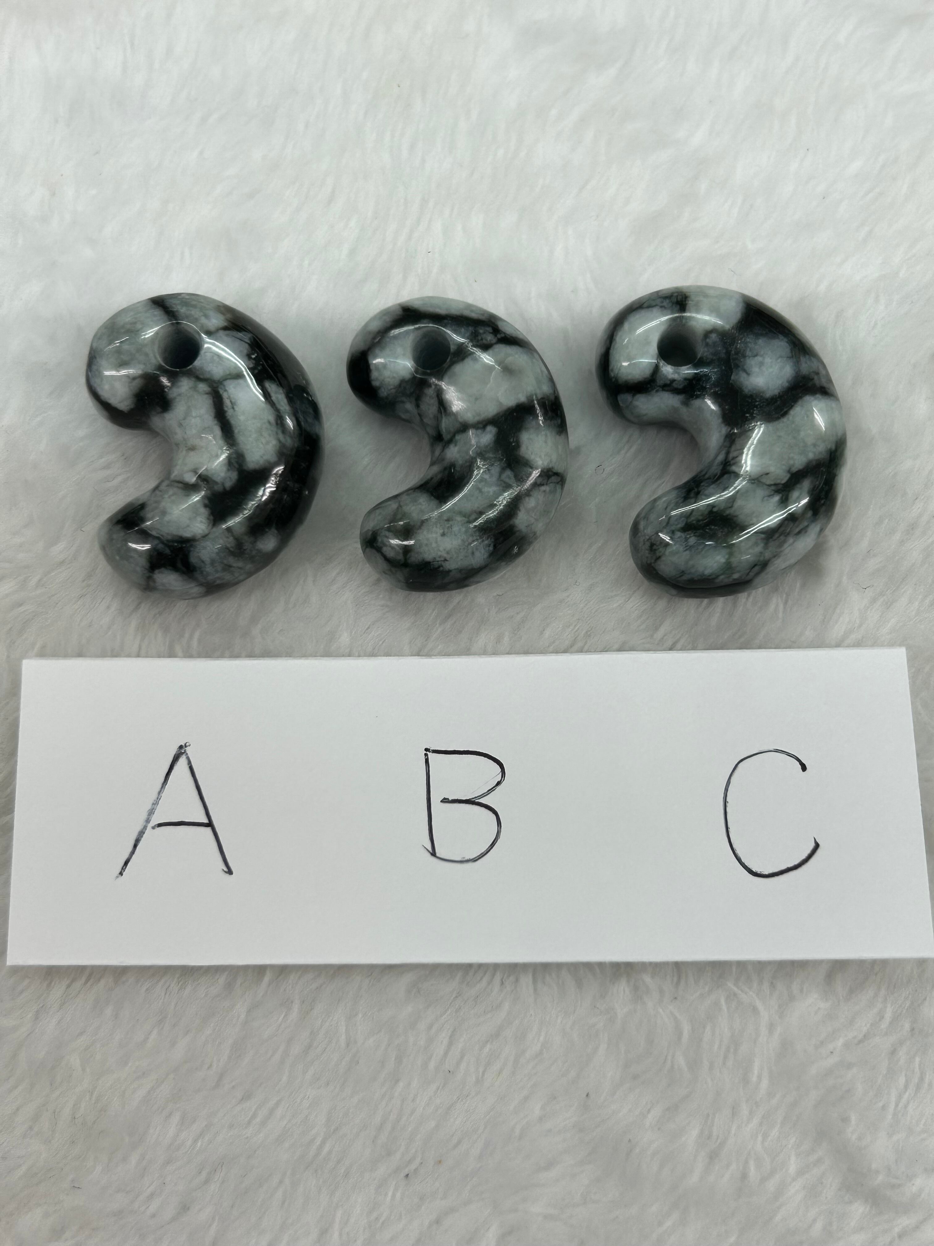 糸魚川翡翠‼️勾玉‼️ 透光性‼️８g‼️送料無料‼️破格出品‼️ 圧砕翡翠）糸魚川翡翠 勾玉 | ケンズクリスタル