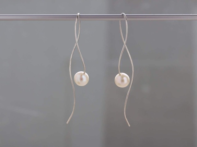 SV935(Argentium)-nuance curve pearl pierced earrings