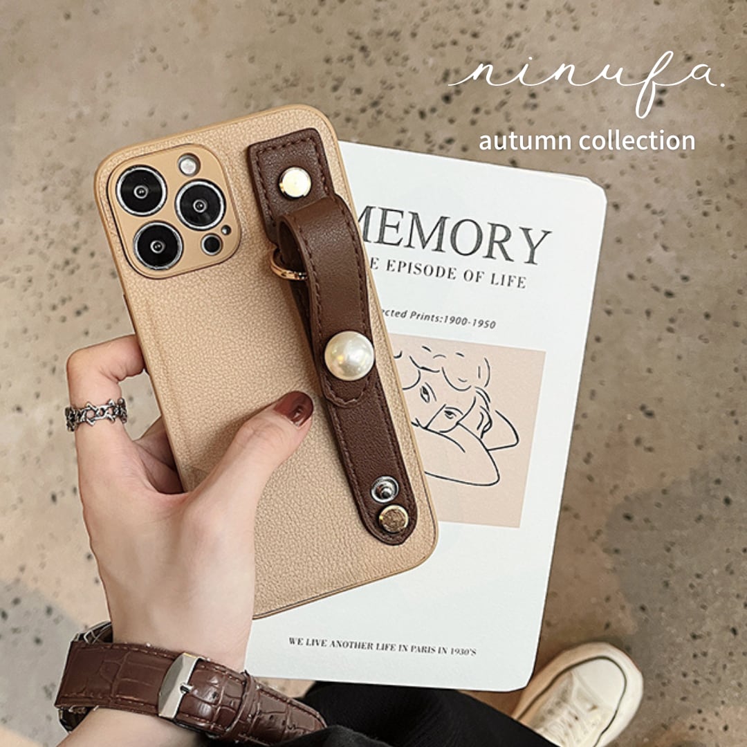 【再販】ラテカラーで大人っぽ◎落下防止ベルト iphone14 対応 フェイクレザー パールチャーム付き 耐衝撃 カメラレンズ保護 レザー調 スマホケース ND-14742