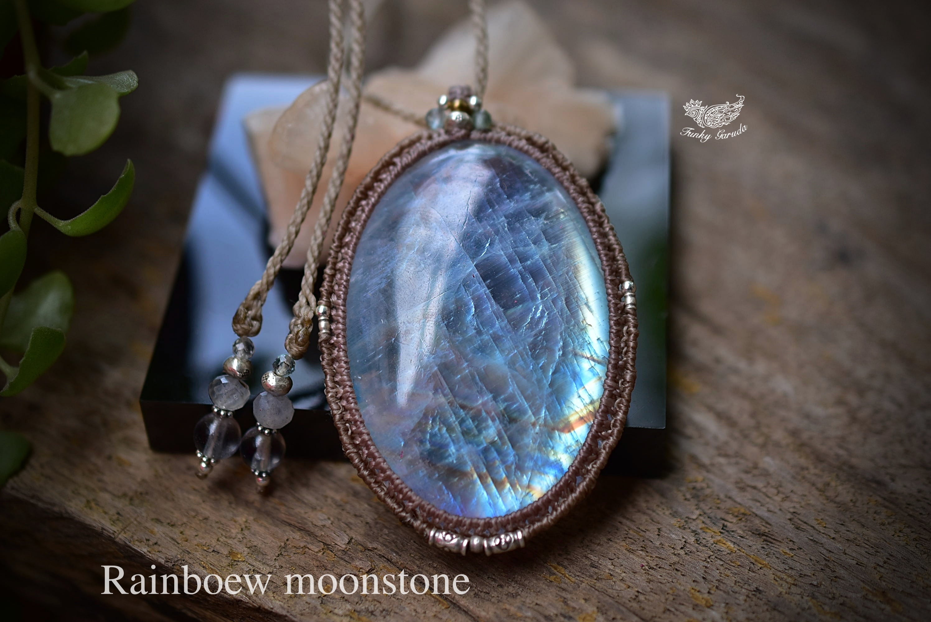 特大レインボームーンストーンマクラメネックレス