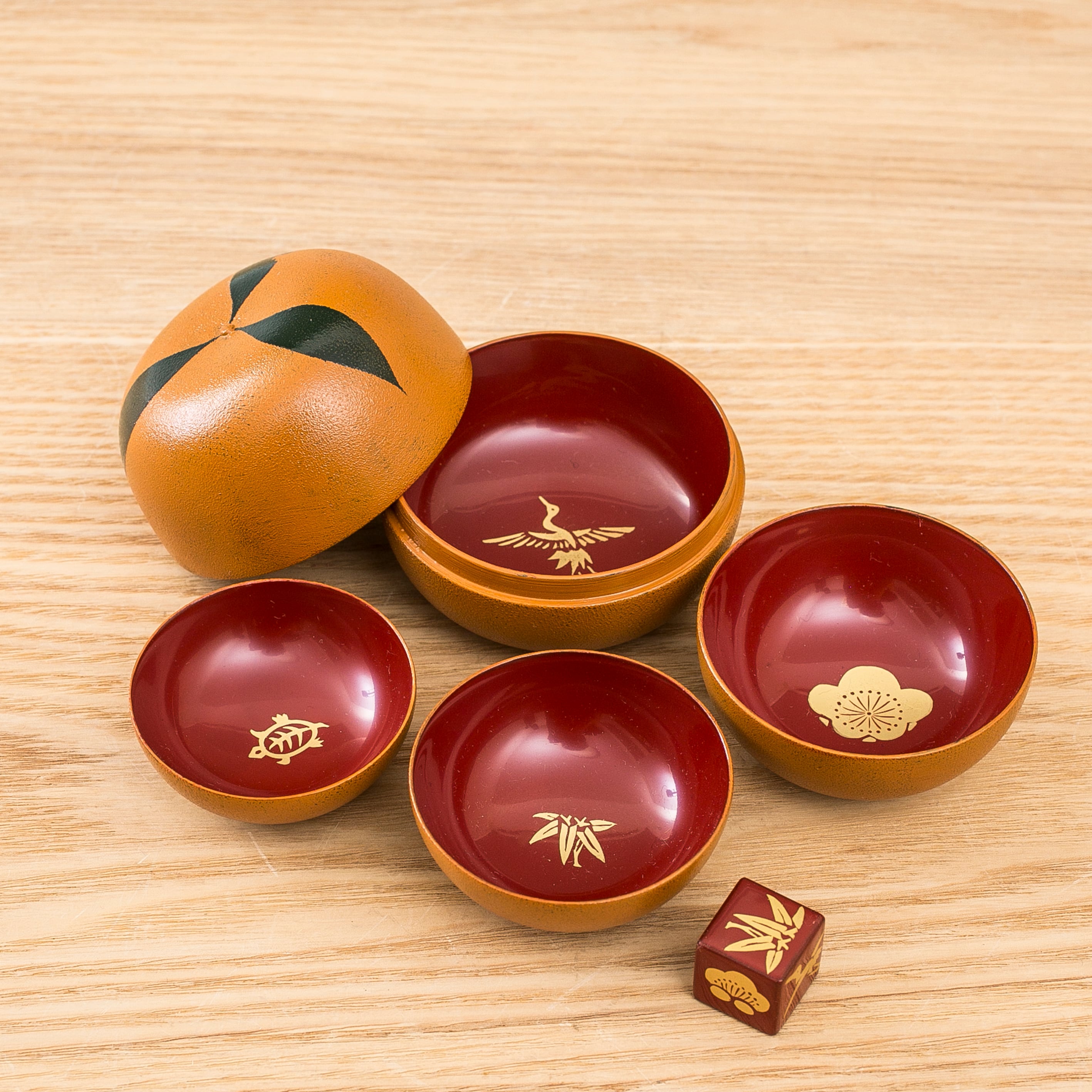山田平安堂 橙 座興盃 乾漆 蒔絵 内朱 鶴亀 松竹梅 入れ子酒器 重ね盃