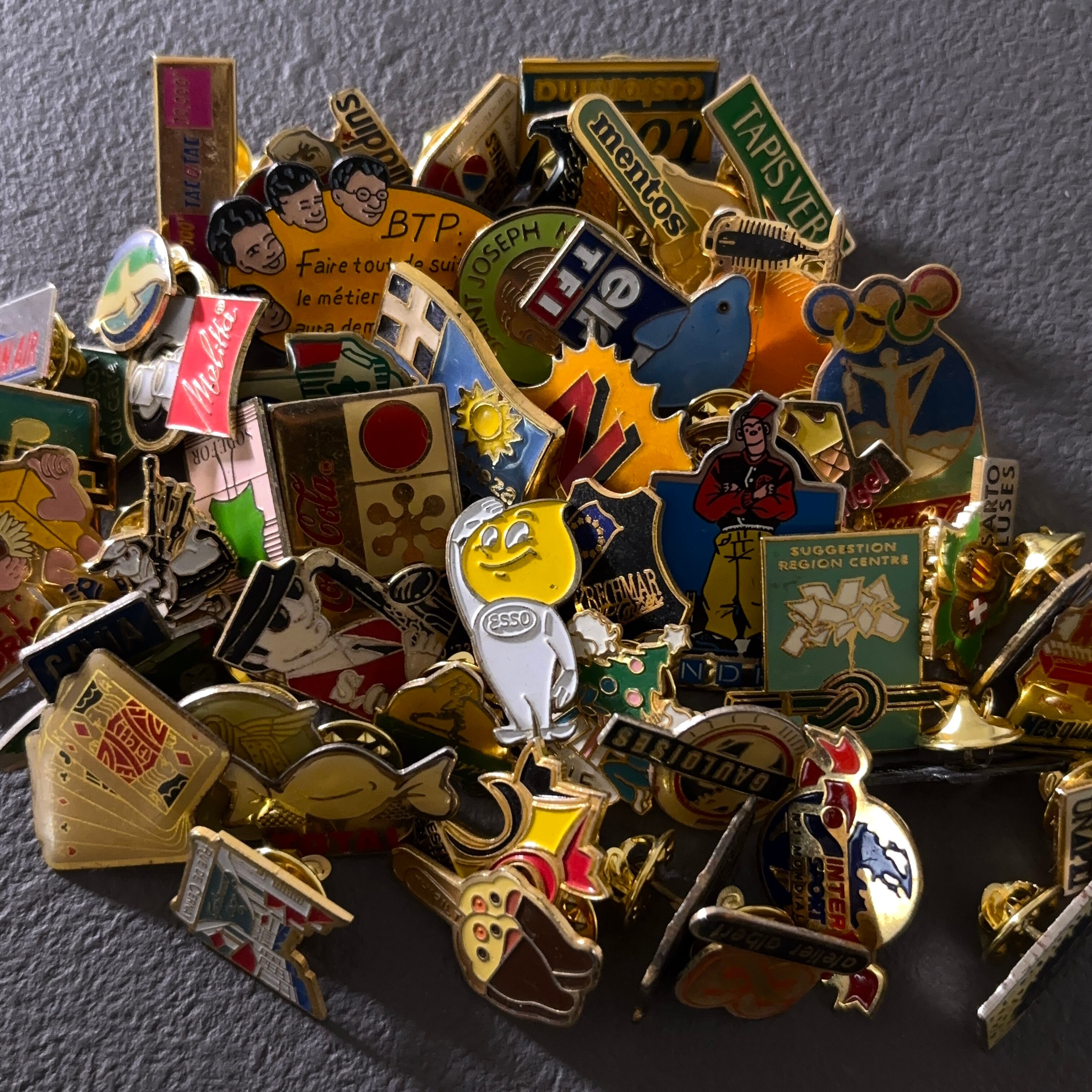 低価，お得 まとめ売りセット フランス ピンバッジ 100個セット