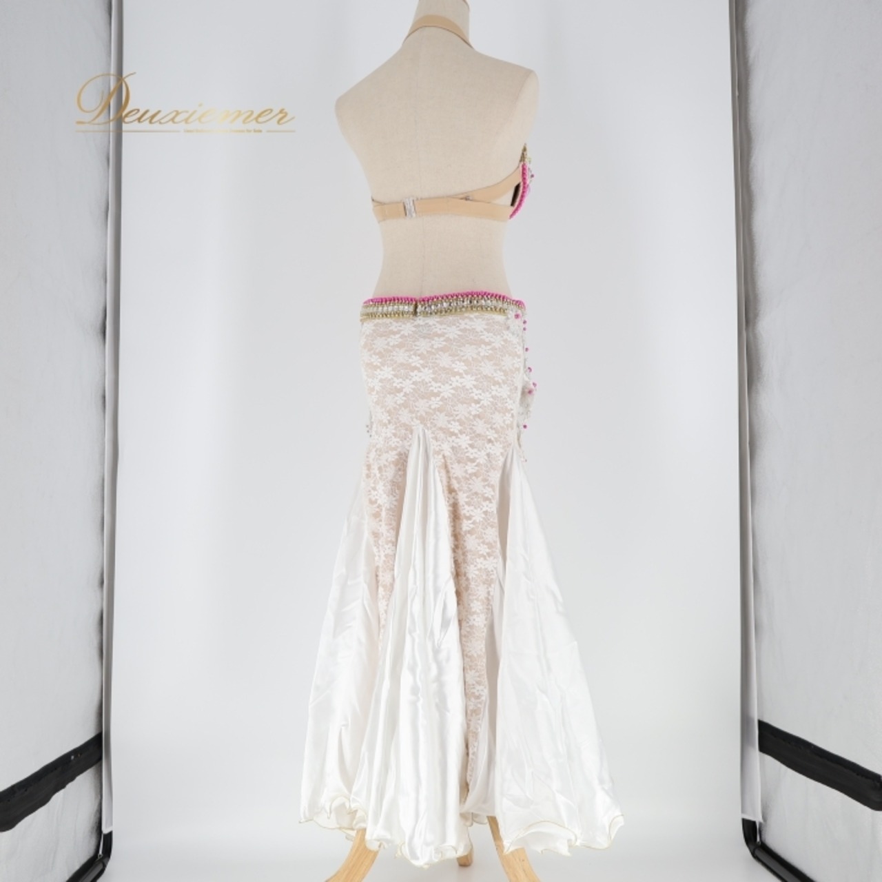 ベリーダンス オリエンタル 衣装 上下セット ホワイト系 トップス スカート ベルト ラインストーン」ビーズ 豪華 装飾 白 金 レース 上品 明るい 花 華やか かわいい ダンス衣装 フリル イベント ステージ キラキラ ピンク系 ゴールド系