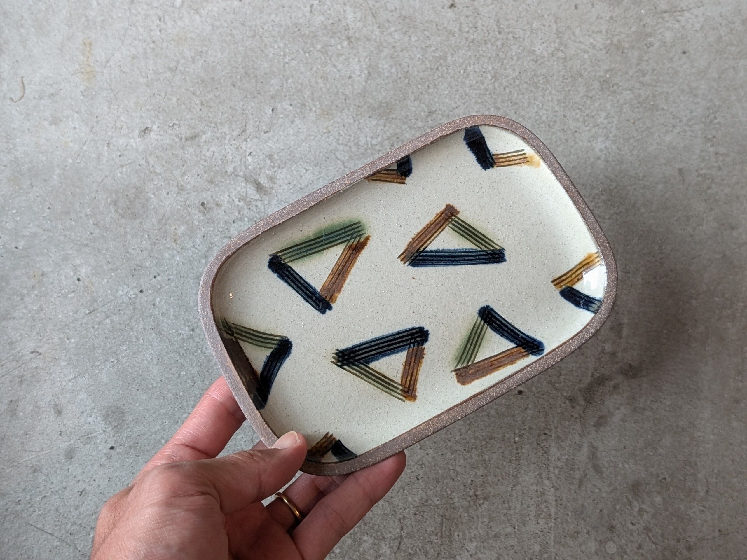 やちむん 角皿小 / 櫛目三角 | 一翠窯