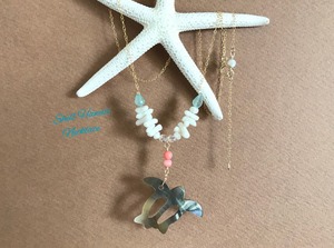 黒蝶貝ホヌと白珊瑚のネックレス
