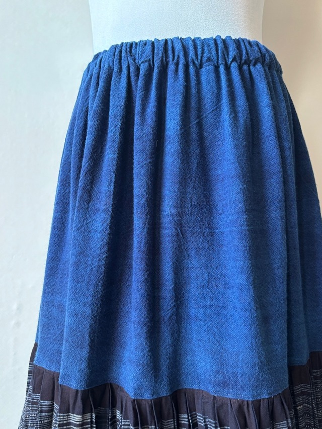 モン族スカート 072 ロング 裾ボリューム 贅沢に巻きスカート1枚使用 藍染布 手刺繍　bamiオリジナルパターン