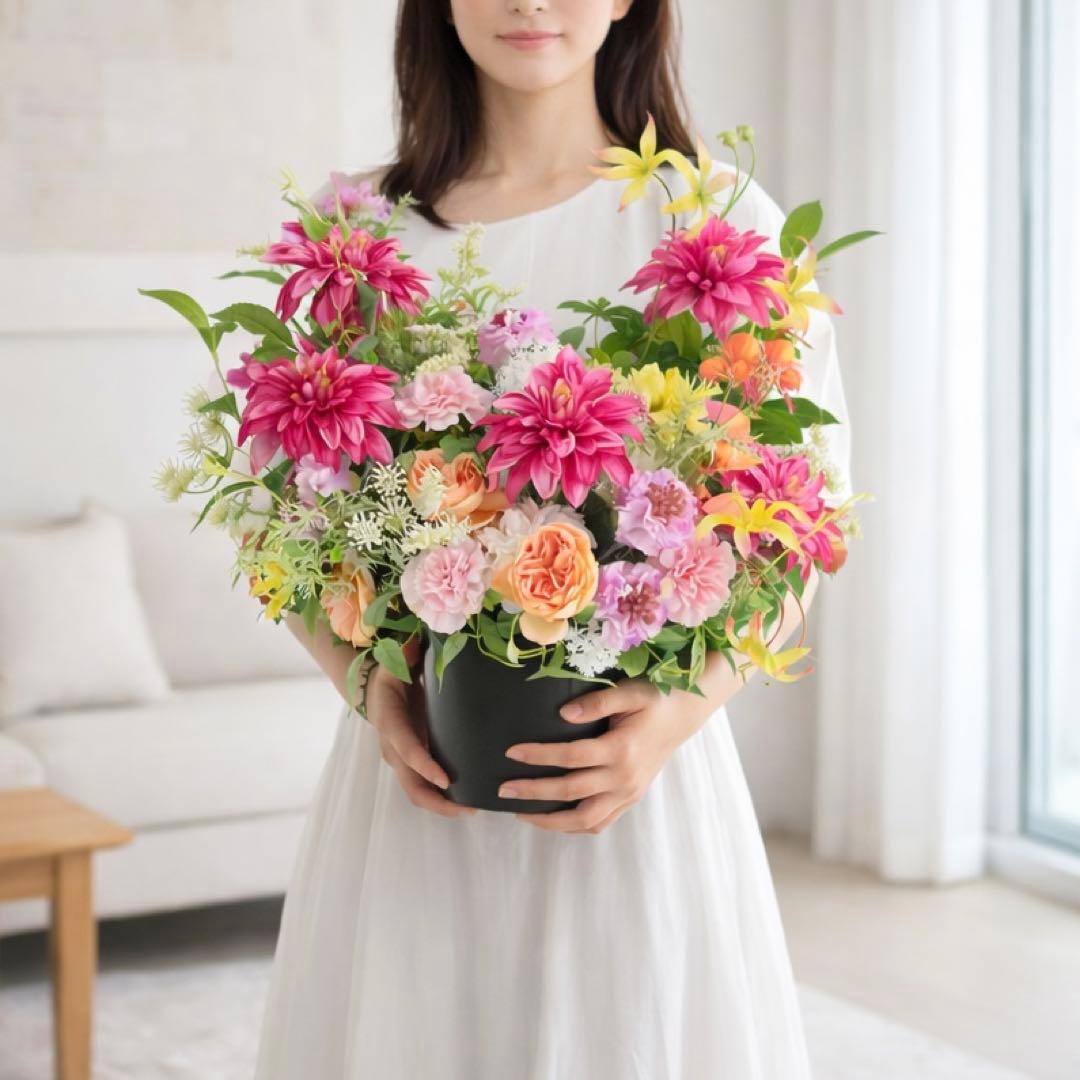 母の日 FLOWER お花の通販AND | - レッド - 母の日】ダリアのアレンジメント 「プレステージ・サン」鮮烈なダリアとオールドローズの豪華モダンアレンジ 花束・アレンジメント