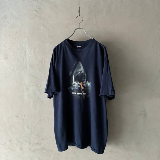 -DEEP BLUE SEA- 90's shark print T-shirt